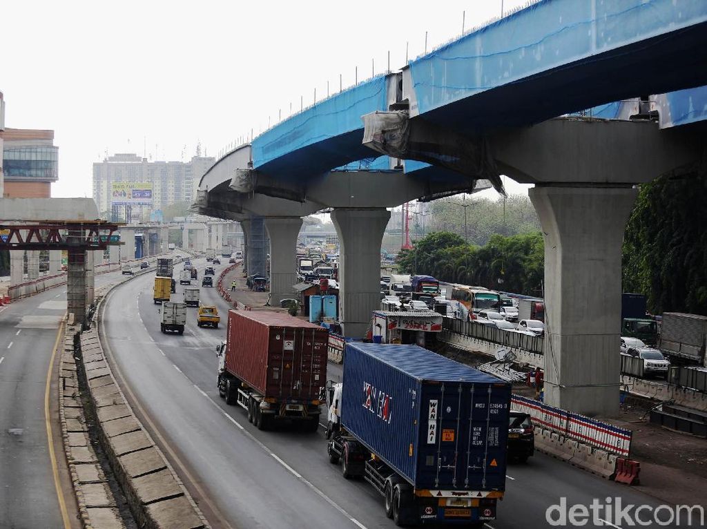 Menhub Minta Truk Obesitas Tidak Lewat Tol Japek Menhub Minta Truk Obesitas Tidak Lewat Tol Japek