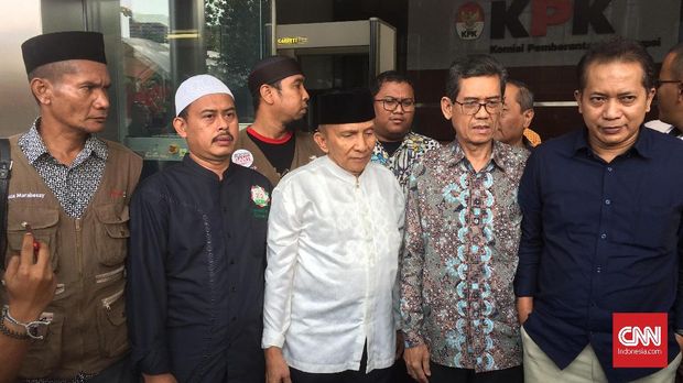 Ketua Dewan Kehormatan PAN Amien Rais (tengah) ditemani oleh Wakil Ketua Umum Partai Gerindra Ferry Juliantono (kanan) dan Ketua PA 212 Slamet Maarif (kedua kiri) saat mengunjungi gedung KPK, Kuningan, Jakarta, Senin (29/10).