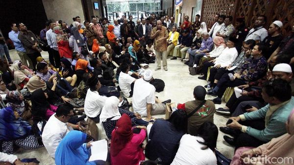 Amien Rais Hingga Neno Warisman Lesehan di DPR