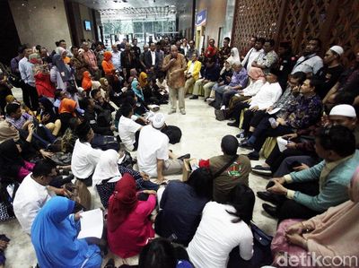 Amien Rais Hingga Neno Warisman Lesehan di DPR