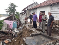Korban Longsor Bengawan Solo di Lamongan Mengungsi ke Tetangga