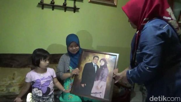 Cara Jelaskan ke Anak yang Ortunya Jadi Korban Pesawat Jatuh