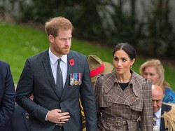 Momen Langka Meghan Markle Pakai Baju Seharga Ratusan Ribu