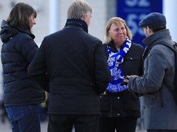 Mendiang Srivaddhanaprabha begitu berjasa bagi Leicester. Dia sukses mengantar Si Rubah mewujudkan mimpi sekaligus mengukir sejarah dengan menjuarai Premier League 2016/17. (Foto: Stephen Pond/Getty Images)