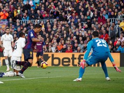 Tanda-tanda kesuraman Madrid menguat ketika mereka dihukum penalti pada menit ke-30, setelah Nacho Fernandez menjatuhkan Luis Suarez. Wasit mulanya tak meniup peluit, tapi lantas memastikan terjadi pelanggaran lewat Video Assistant Referee. (Foto: Albert Gea/REUTERS)