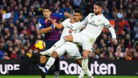 Absennya Messi akibat cedera membuat Barcelona mengandalkan Luis Suarez di Camp Nou, Minggu (28/10/2018) saat menjamu Real Madrid di pekan ke-10 Liga Spanyol bertajuk El Clasico. Suarez menjadi momok untuk lini belakang Madrid yang digalang Sergio Ramos. (Foto: David Ramos/Getty Images)
