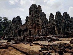 Candi Kamboja Ini Punya 200 Relief yang Tersenyum