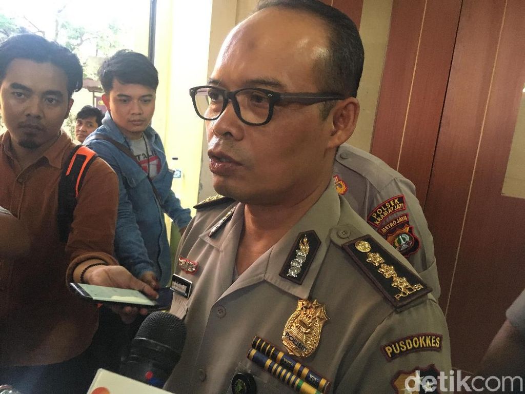Polres Bogor Jemput Wanita Pembawa Anjing ke Masjid Sentul di RS Polri Polres Bogor Jemput Wanita Pembawa Anjing ke Masjid Sentul di RS Polri