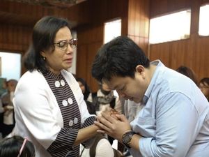 Banjir Air Mata Sri Mulyani Saat Bertemu Keluarga Korban Lion Air