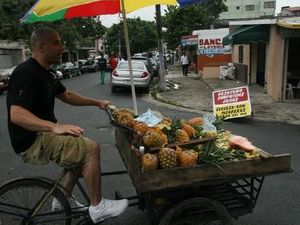Punya Tampang Sangar, Ternyata Vin Diesel Mahir Jualan Buah Nanas Punya Tampang Sangar, Ternyata Vin Diesel Mahir Jualan Buah Nanas