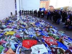 Ribuan bunga dari fans di luar stadion King Power untuk menghormati Srivaddhanaprabha. (Foto: Stephen Pond/Getty Images)