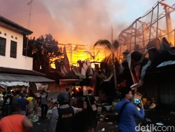 Petugas Mulai Sterilkan Area Pasar Legi