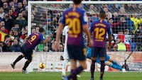 Di menit ke-30, Luis Suarez membobol gawang Madrid lewat penalti, usai sebelumnya dilanggar Raphael Varane. Gol penalti Suarez itu membawa Barcelona unggul 2-0, setelah sebelumnya Philippe Coutinho membuka keunggulan tuan rumah. (Foto: Paul Hanna/Reuters)