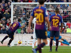 Di menit ke-30, Luis Suarez membobol gawang Madrid lewat penalti, usai sebelumnya dilanggar Raphael Varane. Gol penalti Suarez itu membawa Barcelona unggul 2-0, setelah sebelumnya Philippe Coutinho membuka keunggulan tuan rumah. (Foto: Paul Hanna/Reuters)