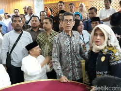 Amien Rais hingga Neno Warisman Diskusi Lesehan di Gedung DPR/MPR