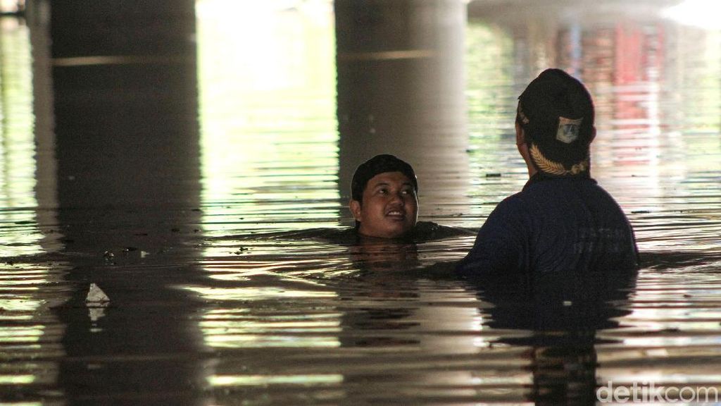 Jakarta Diguyur Hujan Lebat, Underpass Kemayoran Kebanjiran Jakarta Diguyur Hujan Lebat, Underpass Kemayoran Kebanjiran