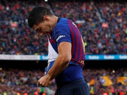 Suarez merayakan gol pertamanya itu dengan membentangkan kaus bergambar putranya yang baru lahir. (Foto: Albert Gea/Reuters)