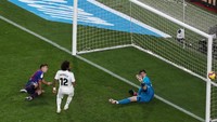Akan tetapi Barcelona merespons, mengubah taktik dengan masuknya sejumlah pemain pengganti. Suarez mendapatkan peluang tapi belum berbuah gol lagi. (Foto: Sergio Perez/REUTERS)