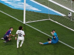 Akan tetapi Barcelona merespons, mengubah taktik dengan masuknya sejumlah pemain pengganti. Suarez mendapatkan peluang tapi belum berbuah gol lagi. (Foto: Sergio Perez/REUTERS)