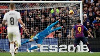 Baru di menit ke-75, Suarez mencetak gol keduanya alias yang ketiga untuk Barcelona di laga ini. Umpan lambung Sergi Roberto disambarnya dengan sundulan kepala ke pojok kanan atas gawang. (Foto: Albert Gea/Reuters)