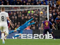 Baru di menit ke-75, Suarez mencetak gol keduanya alias yang ketiga untuk Barcelona di laga ini. Umpan lambung Sergi Roberto disambarnya dengan sundulan kepala ke pojok kanan atas gawang. (Foto: Albert Gea/Reuters)