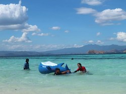 Main Air di Pulau Kanawa Tak Pernah Seasyik Ini