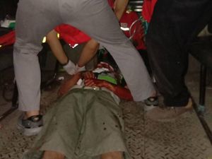 Dua Orang Bersimbah Darah Jadi Korban Pembacokan di Surabaya Dua Orang Bersimbah Darah Jadi Korban Pembacokan di Surabaya