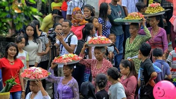 Foto: Perang Pakai Ketupat di Lombok