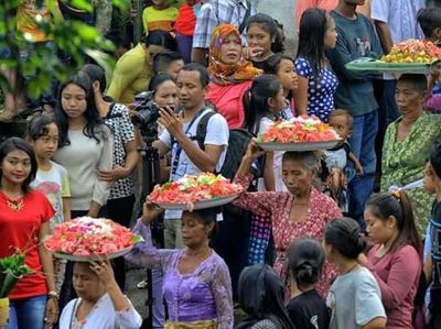 Foto: Perang Pakai Ketupat di Lombok