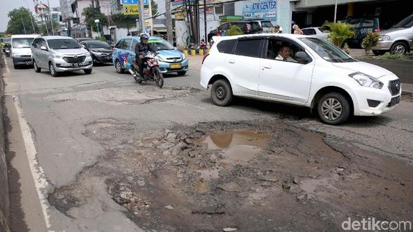 Hati-hati! Ada Jalan Rusak di Kalimalang