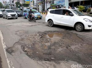 Hati-hati! Ada Jalan Rusak di Kalimalang