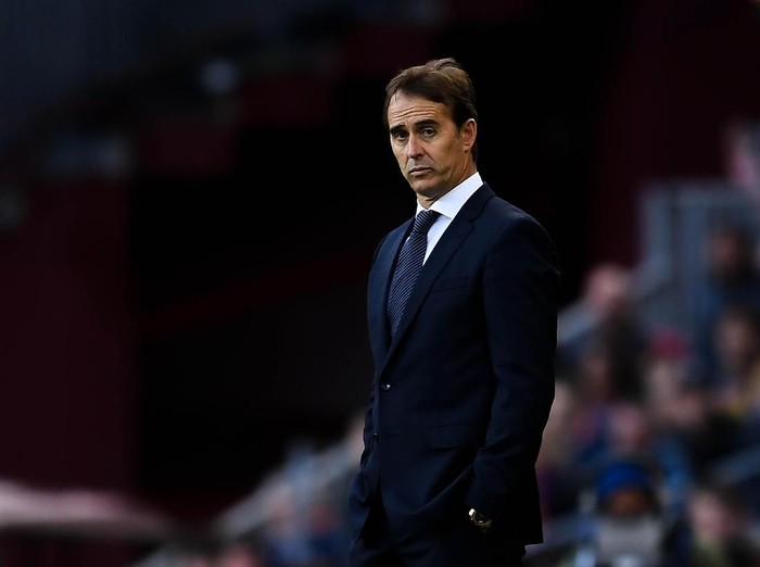 BARCELONA, SPAIN - OCTOBER 28:  Head coach julen Lopetegui of Real Madrid CF looks on  during the La Liga match between FC Barcelona and Real Madrid CF at Camp Nou on October 28, 2018 in Barcelona, Spain.  (Photo by David Ramos/Getty Images)