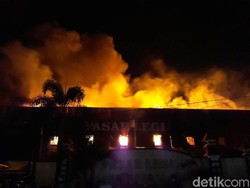 Video: Api Amuk Pasar Legi Solo, Berjam-jam Tak Kunjung Padam