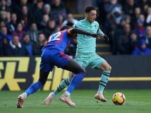 Oezil Ngambek Saat Diganti: Abaikan Emery, Lempar Sarung Tangan