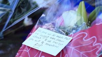 Anda telah memberi kami banyak hal yang bahkan tidak bisa kami impikan! Untuk semua jiwa yang hilang, Anda akan diingat. Beristirahatlah dengan tenang, bunyi salah satu kartu pada sebuah buket bunga dari suporter. (Foto: Stephen Pond/Getty Images)