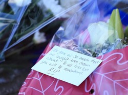 Anda telah memberi kami banyak hal yang bahkan tidak bisa kami impikan! Untuk semua jiwa yang hilang, Anda akan diingat. Beristirahatlah dengan tenang, bunyi salah satu kartu pada sebuah buket bunga dari suporter. (Foto: Stephen Pond/Getty Images)