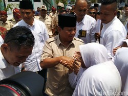 Ketika Prabowo dan Jokowi Menghadapi Emak-emak