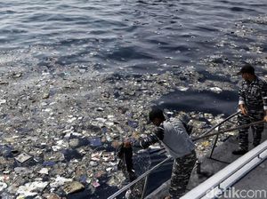 Penampakan Puing-puing di Lokasi Lion Air Jatuh Penampakan Puing-puing di Lokasi Lion Air Jatuh