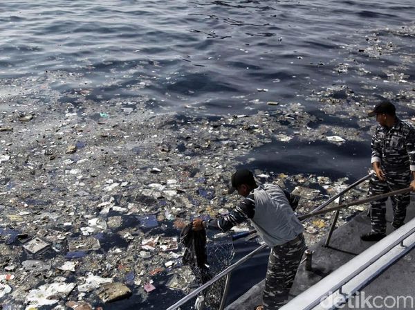 Penampakan Puing-puing di Lokasi Lion Air Jatuh