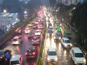 Tips Berkendara Saat Hujan Agar Tetap Aman di Jalan