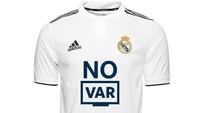 Satu gol Barcelona ke gawang Madrid tercipta berkat penalti Luis Suarez, usai VAR menyatakan Suarez dilanggar Raphael Varane. VAR jelas bakal dibenci pendukung Madrid. (Foto: Twitter @TrollFootball)
