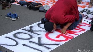 Spanduk JOKOWI-JK GAGAL Jadi Sajadah Mahasiswa Salat