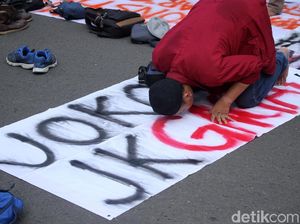 Spanduk JOKOWI-JK GAGAL Jadi Sajadah Mahasiswa Salat