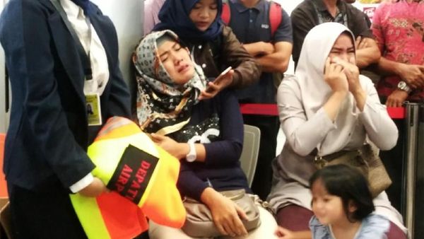 Pesawat Lion Air Jatuh, Keluarga Korban Berduka