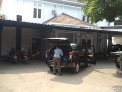 KPK Sita 1 Koper dari Kantor Dinas PUPR Cirebon