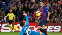 Suarez lantas mencatat hat-trick di menit ke-83. Kali ini, ia menaklukkan Thibaut Courtois dengan sontekan chip yang melewati sang kiper. Barcelona unggul 4-1 saat itu. (Foto: Paul Hanna/Reuters)