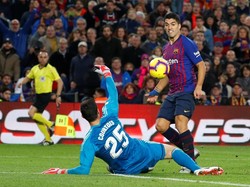 Suarez lantas mencatat hat-trick di menit ke-83. Kali ini, ia menaklukkan Thibaut Courtois dengan sontekan chip yang melewati sang kiper. Barcelona unggul 4-1 saat itu. (Foto: Paul Hanna/Reuters)