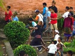 Tradisi Perang Topat, Simbol Keberagaman Masyarakat Lombok