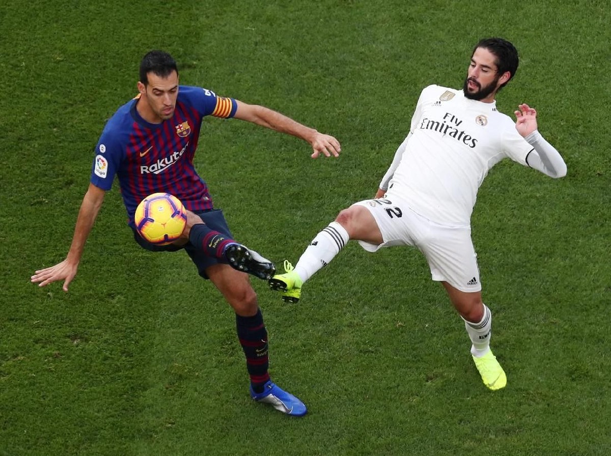 Pemain Barcelona, Sergio Busquets, di laga melawan Real Madrid. (Foto: Sergio Perez/Reuters)