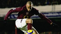 Penyerang legendaris Arsenal Thierry Henry juga mencatatkan delapan hat-trick selama kariernya di Premier League, menyejajarkannya dengan Owen dan Kane. Hat-trick terakhirnya dibuat pada 7 Mei 2006. (Foto: Clive Mason/Getty Images)